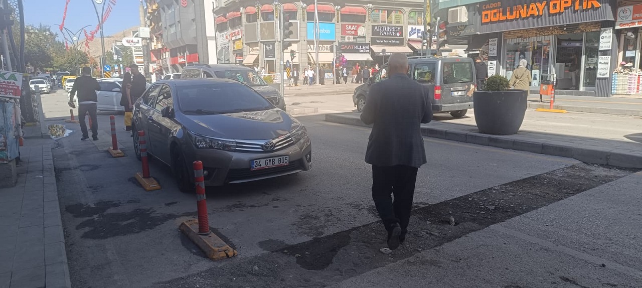 Van Cumhuriyet Caddesi’ndeki Görüntü Alt Yapı Sorununu Gözler Önüne Serdi (1)