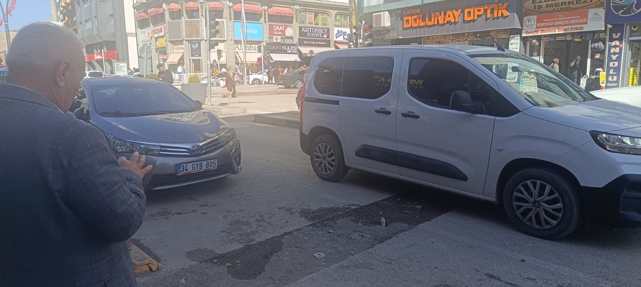 Van Cumhuriyet Caddesi’ndeki Görüntü Alt Yapı Sorununu Gözler Önüne Serdi (3)