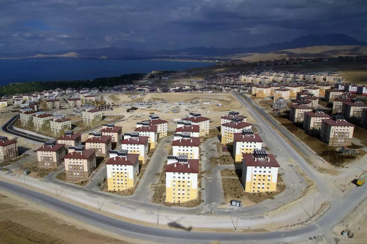 Van Depremi Sonrasi Yeniden Dogus 1 Yilda 15 Bin Konut Yapildi 3