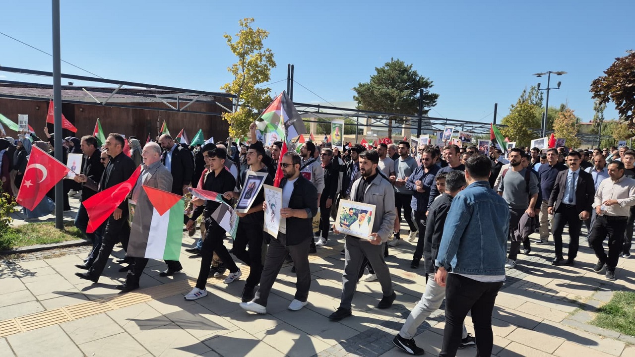 Van Yyü’de Aksa Tufanı’nın Ikinci Yıl Dönümü Dolayısıyla Yürüyüş Düzenlendi (2)