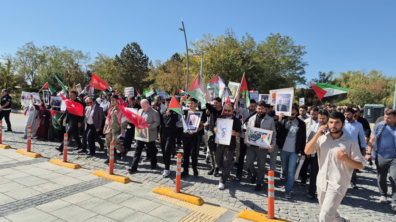 Van Yyü’de Aksa Tufanı’nın Ikinci Yıl Dönümü Dolayısıyla Yürüyüş Düzenlendi (3)