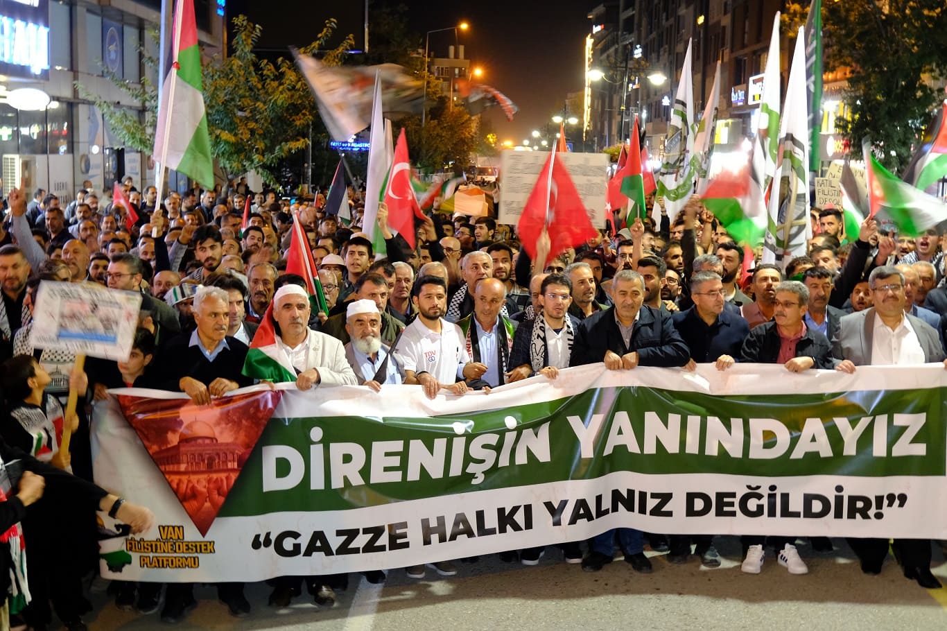 Van’da Binlerce Kişi Gazze Için Sokaklara Döküldü (11)