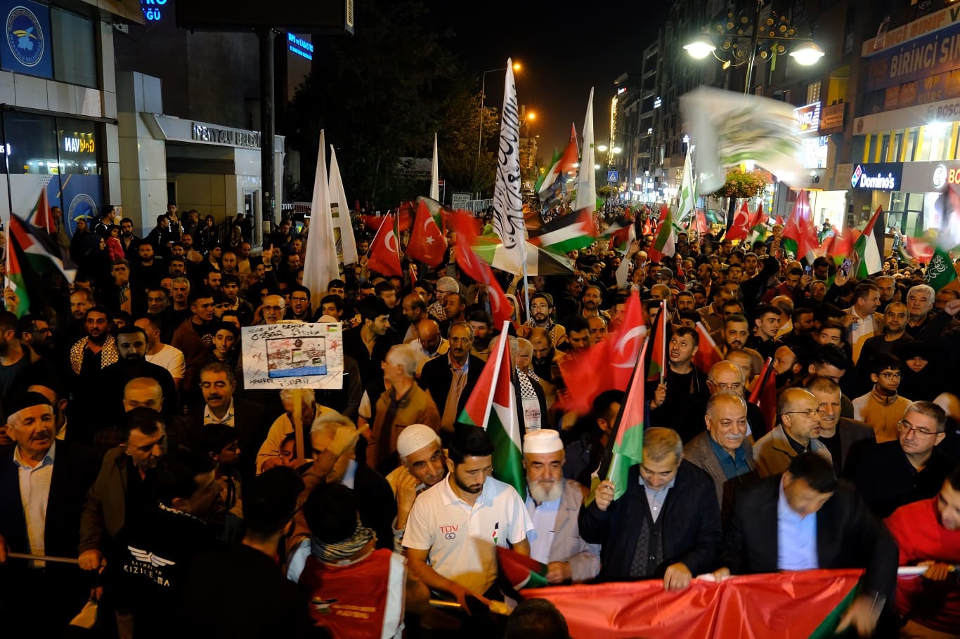 Van’da Binlerce Kişi Gazze Için Sokaklara Döküldü (2)