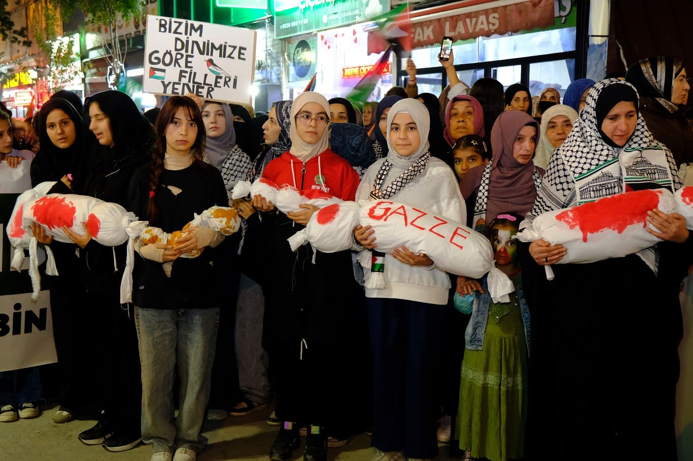 Van’da Binlerce Kişi Gazze Için Sokaklara Döküldü (9)