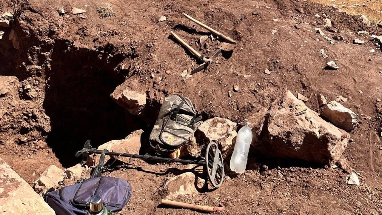 Van’da Define Avcılarına Operasyon! 4 Şüpheli Suçüstü Yakalandı (2)