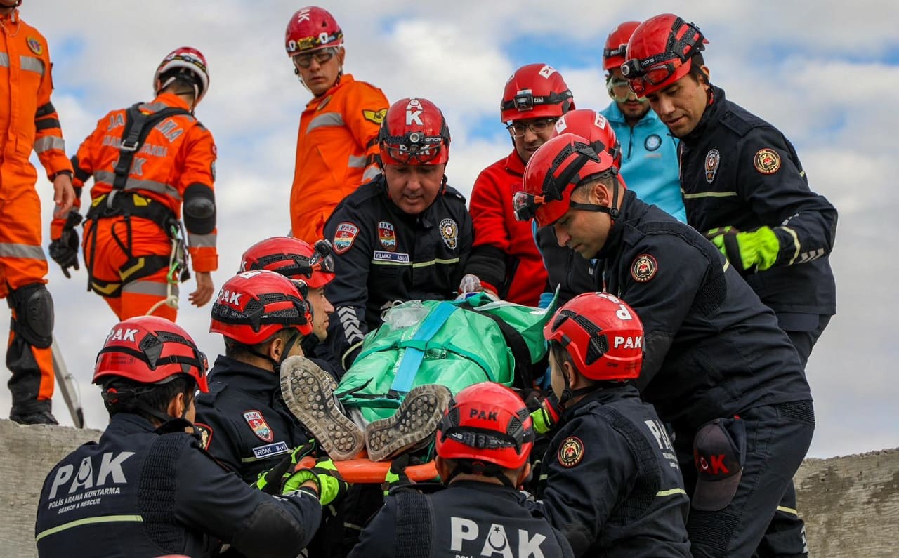 Van’da Depremin Yıl Dönümünde Nefes Kesen Tatbikat (1)