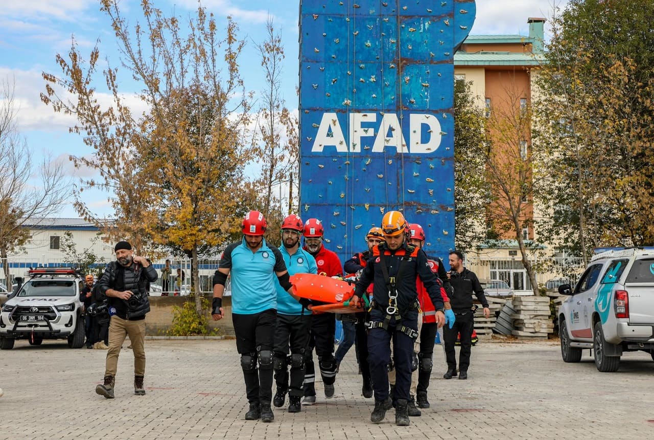Van’da Depremin Yıl Dönümünde Nefes Kesen Tatbikat (4)