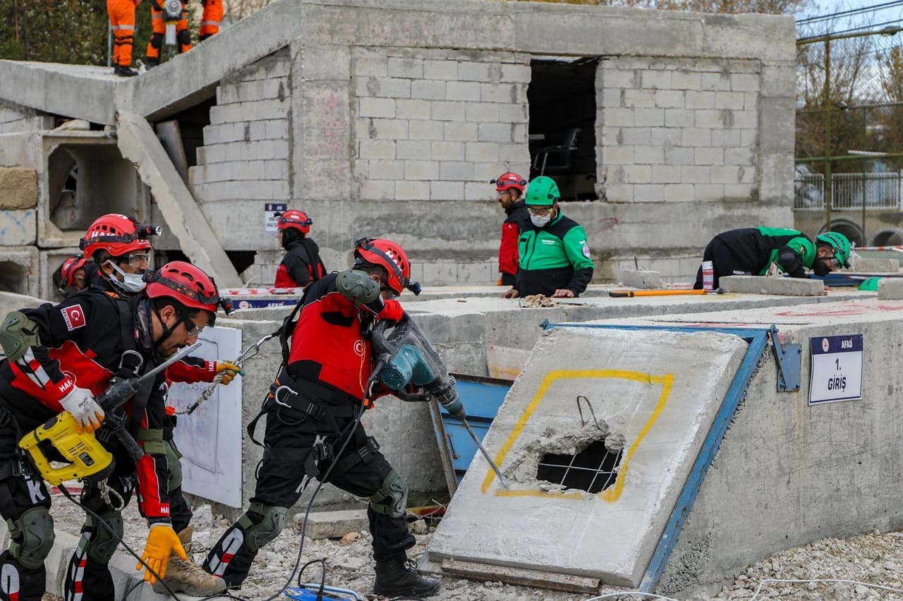 Van’da Depremin Yıl Dönümünde Nefes Kesen Tatbikat (5)