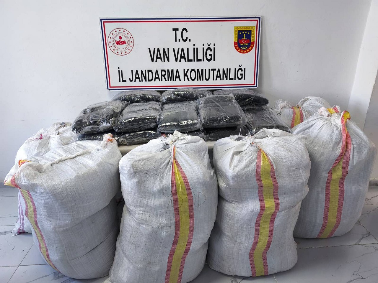 Van’da Gümrük Kaçağı Malzemelere El Konuldu (2)