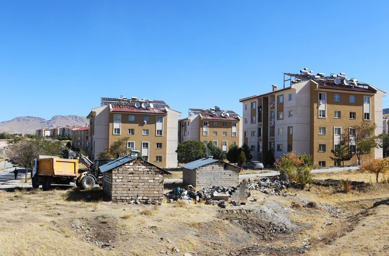 Van'da Kaçak Yapılar Yıktırılıyor (2)