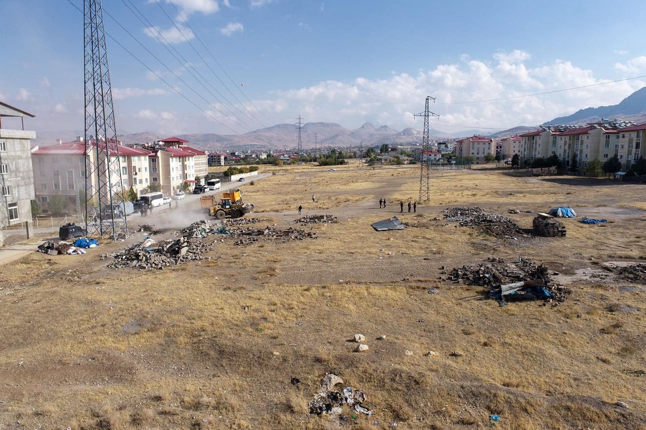 Van'da Kaçak Yapılar Yıktırılıyor (3)