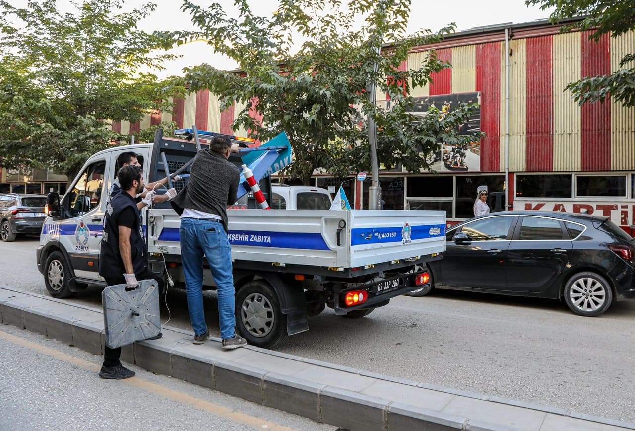 Van’da Kaldırımları Işgal Eden Esnafa Taviz Yok! Zabıta Takdir Topluyor (2)