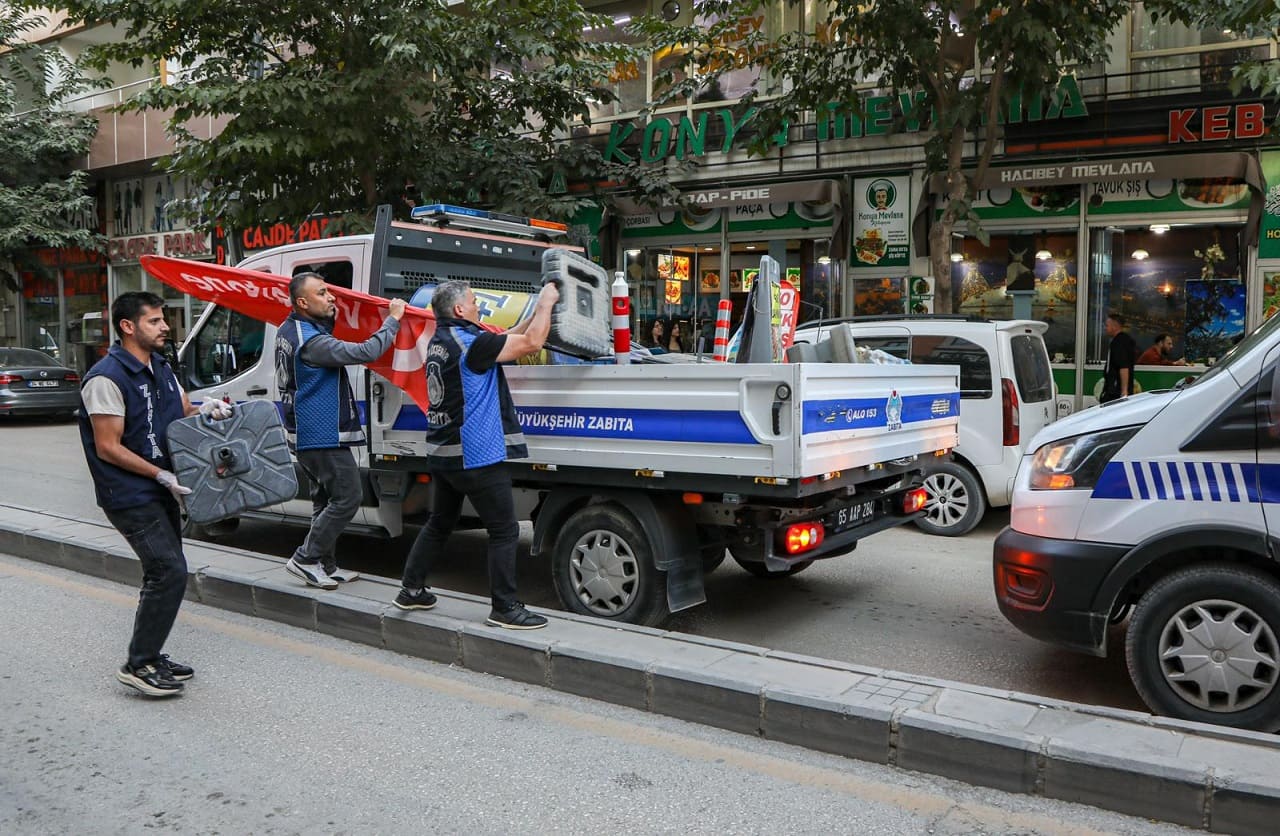 Van’da Kaldırımları Işgal Eden Esnafa Taviz Yok! Zabıta Takdir Topluyor (3)