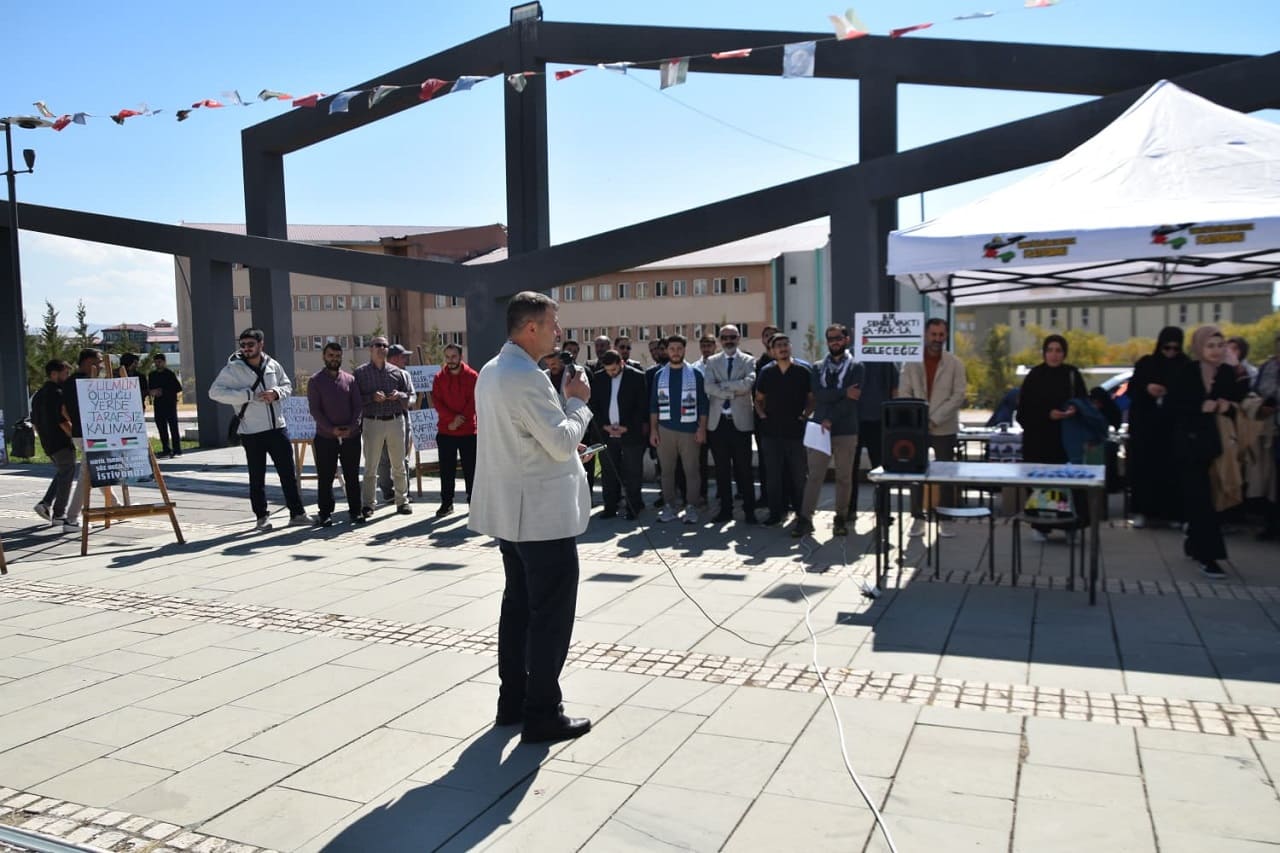 Van’da Öğrenciler Ayakta Zalimlerin Yanında Olmayın, Ateş Sizi De Yakar (1)
