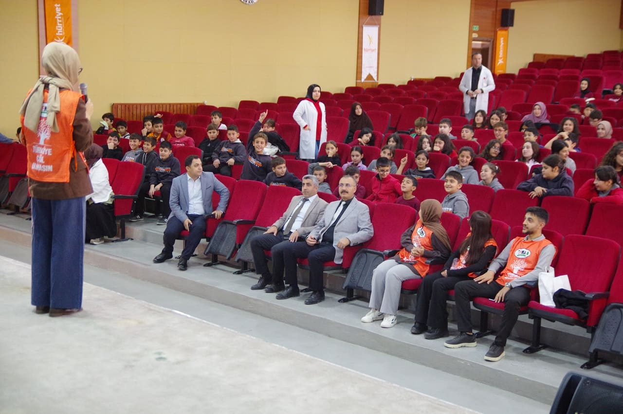 Van’da Öğrenciler Fidanları Toprakla Buluşturdu (1)