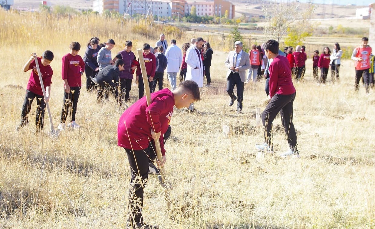 Van’da Öğrenciler Fidanları Toprakla Buluşturdu (2)