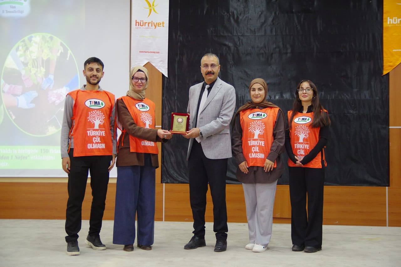 Van’da Öğrenciler Fidanları Toprakla Buluşturdu (4)