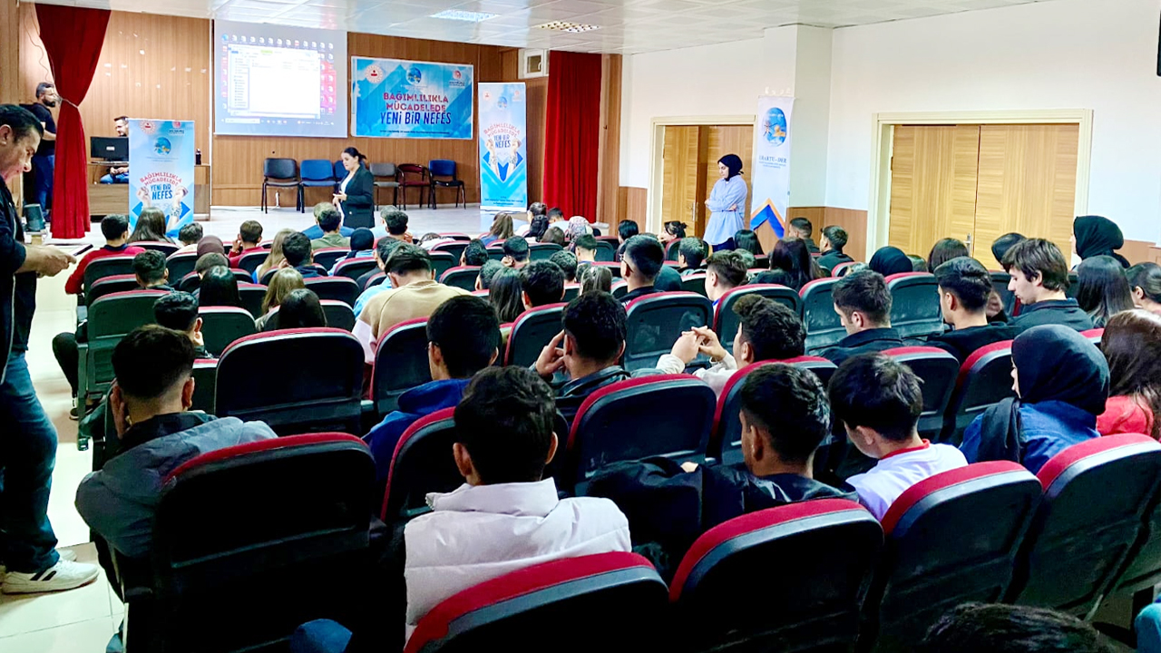 Van’da Öğrencilere Yönelik Bağımlılıkla Mücadele Semineri (1)