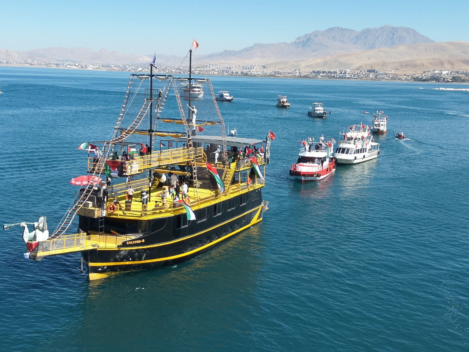 Van'da Tekneler Gazze Için Göle Açıldı (3)