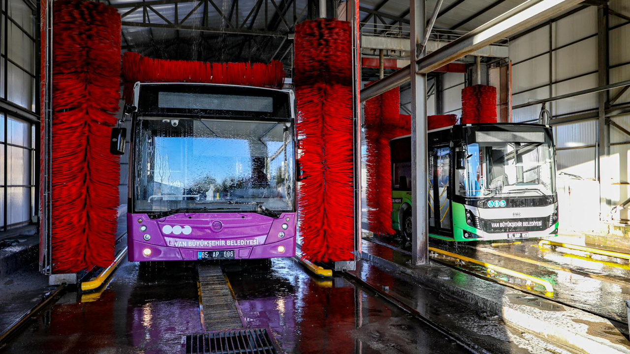 Van’da Toplu Ulaşım Araçları Düzenli Olarak Temizliyor (1)