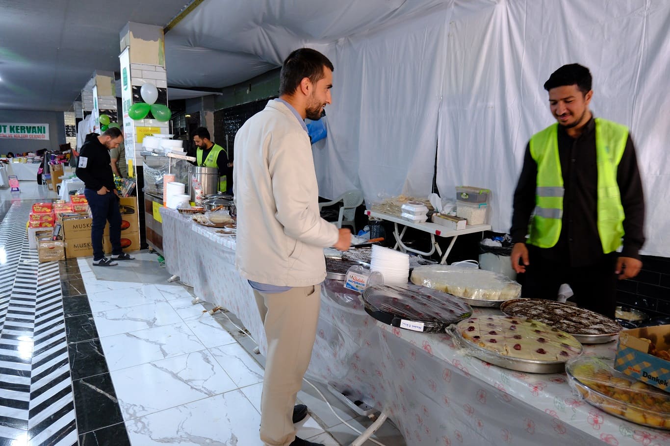Van’da Yetim Ve Ihtiyaç Sahipleri Yararına Kermes Açıldı (8)