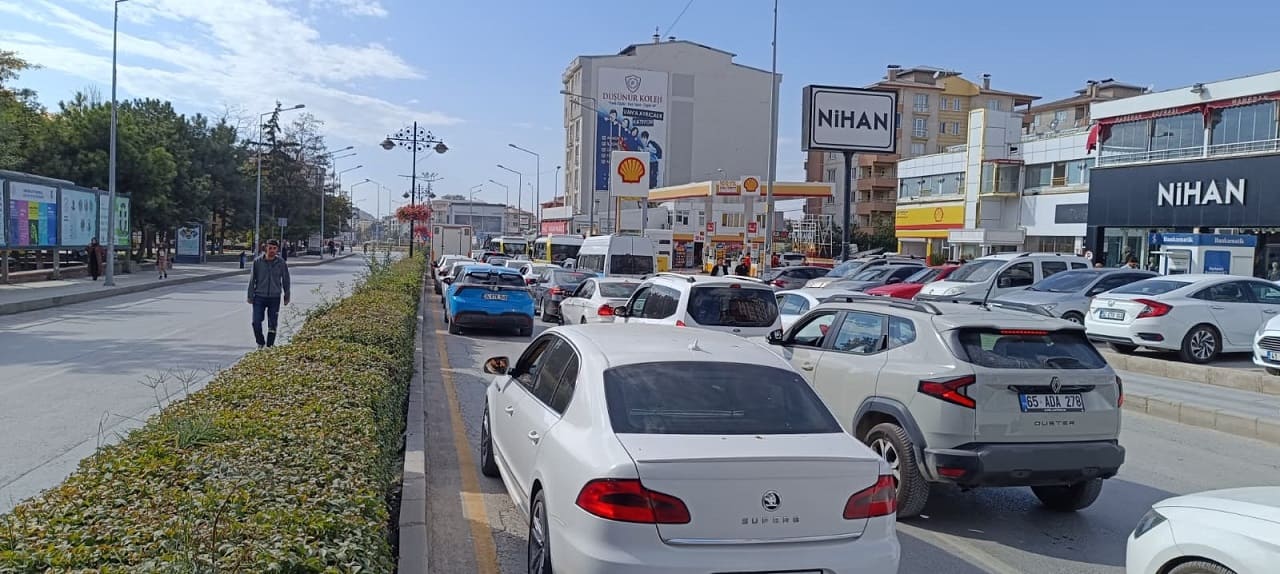 Van'da Yol Kapandı, Araç Kuyruğu Maraş Ve Sıhke’ye Kadar Uzadı! (2)