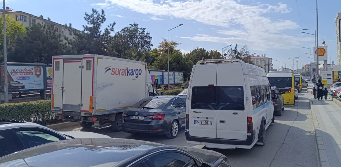 Van'da Yol Kapandı, Araç Kuyruğu Maraş Ve Sıhke’ye Kadar Uzadı! (3)