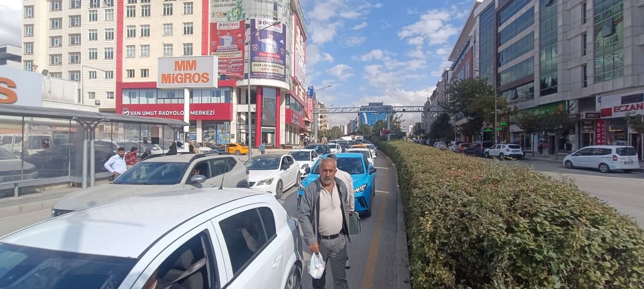 Van'da Yol Kapandı, Araç Kuyruğu Maraş Ve Sıhke’ye Kadar Uzadı! (4)