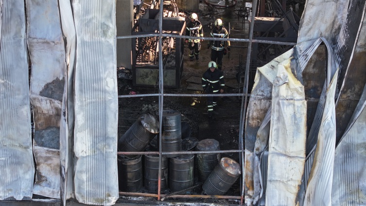 6 Kisinin Oldugu Fabrika Yangini 7 Kamu Gorevlisi Aciga Alindi 2