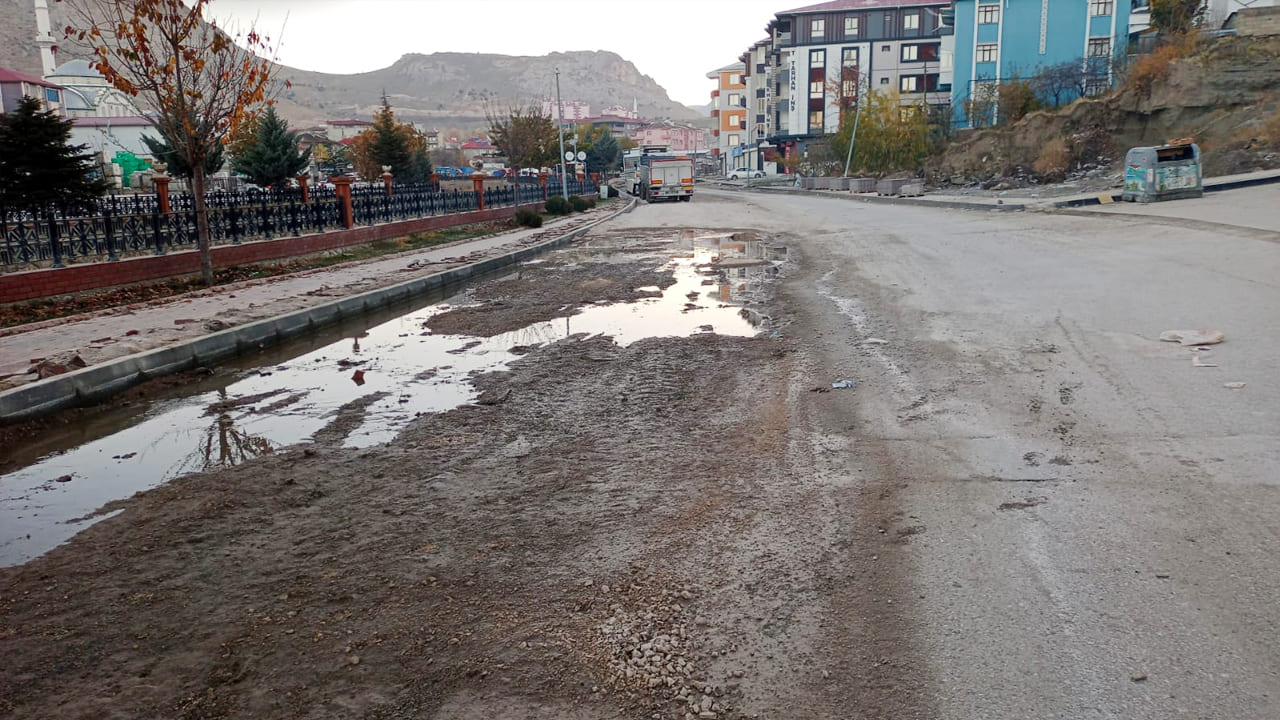 Akköprü Parkı’nda Yol Çalışması Tepki Çekiyor! Altyapı Yok, Kaldırım Yok (1)