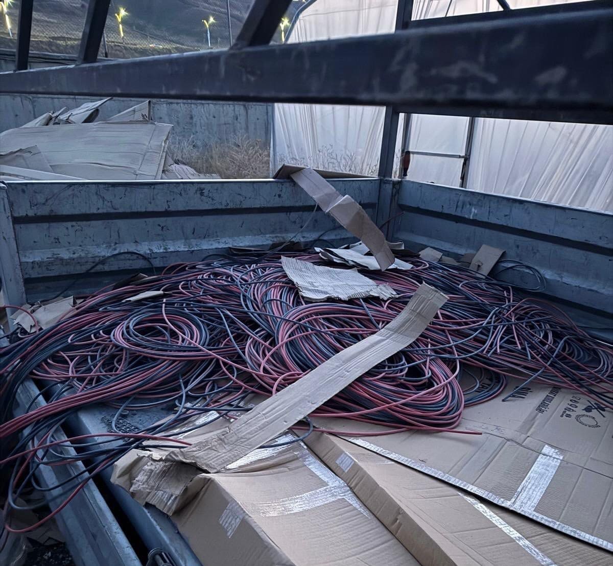 Edremit’te Güneş Enerji Paneli Kablolarını Çalanlar Yakalandı (2)