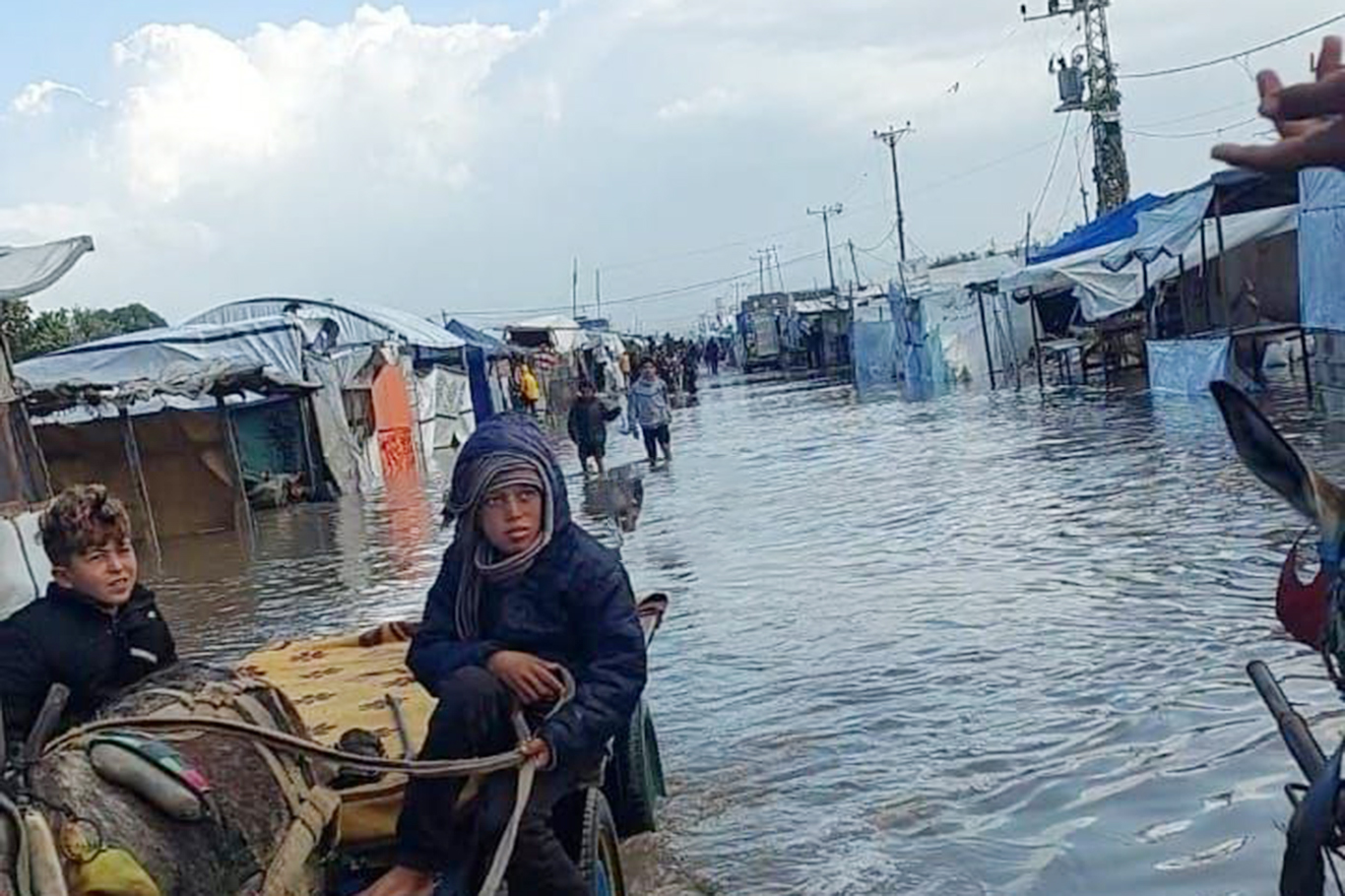 Güney Gazze'de Saldırılar Devam Ederken Yağışlar Binlerce Çadırı Sular Altında Bıraktı
