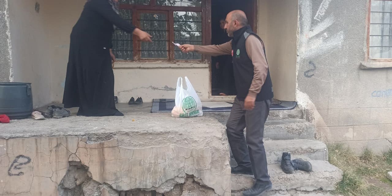 Umut Kervanı Erciş’te Ihtiyaç Sahiplerini Unutmuyor (8)