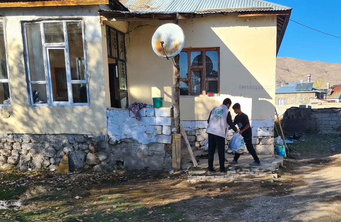 Umut Kervanı’ndan Muradiye’deki Ihtiyaç Sahiplerine Yardım Eli (4)