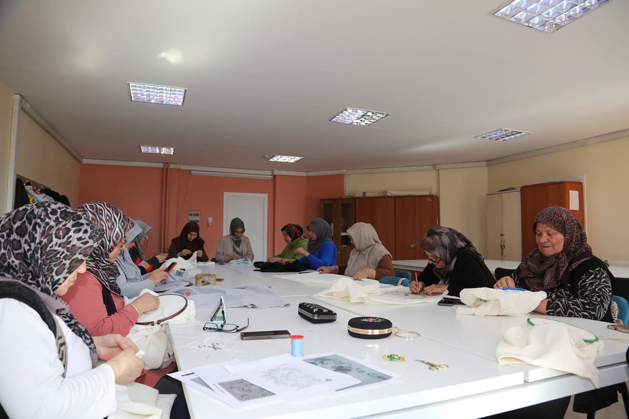 Van Büyükşehir Belediyesi'nden Kadınlara Destek Kursları (3)