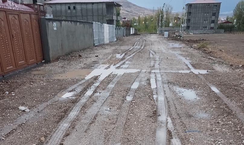 Van’da Asfaltsız Sokak Çamur Deryasına Dönüyor! (1)