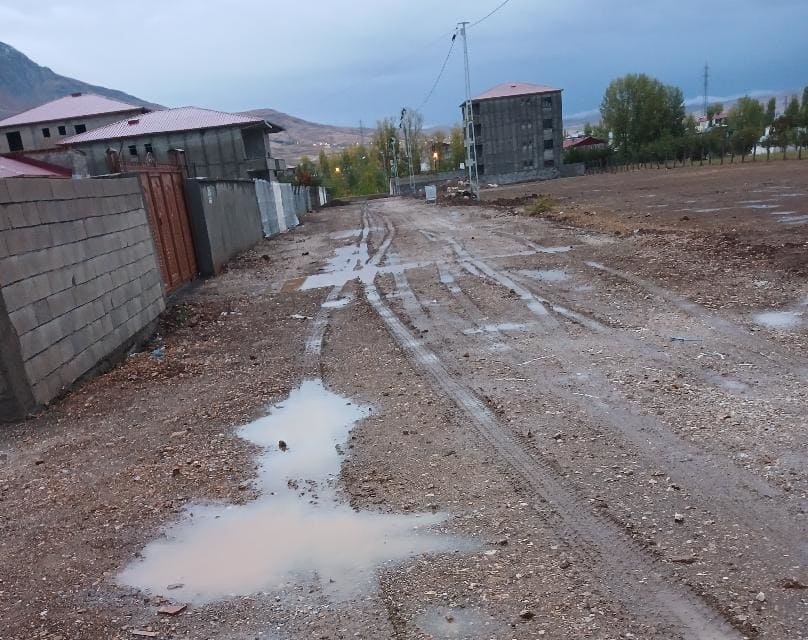 Van’da Asfaltsız Sokak Çamur Deryasına Dönüyor! (3)