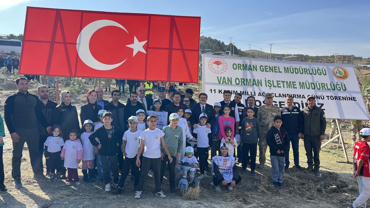 Van'da Binlerce Fidan Toprakla Buluştu