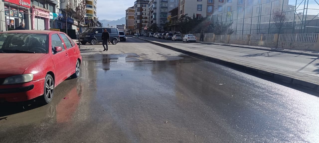 Van’da Bir Ay Önce Açılan Yolda Alt Yapı Patladı! (1)