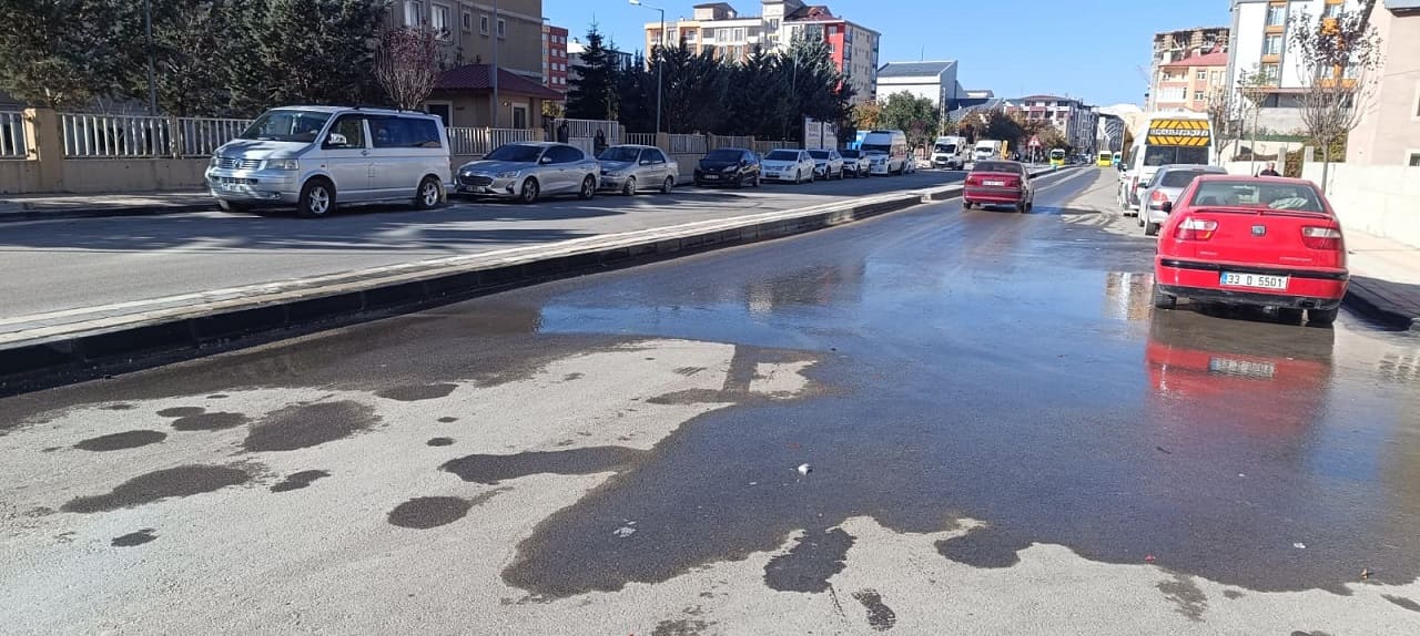 Van’da Bir Ay Önce Açılan Yolda Alt Yapı Patladı! (2)