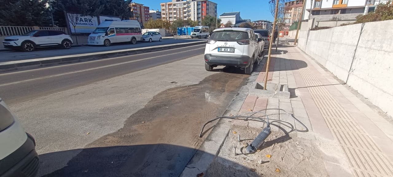 Van’da Bir Ay Önce Açılan Yolda Alt Yapı Patladı! (6)