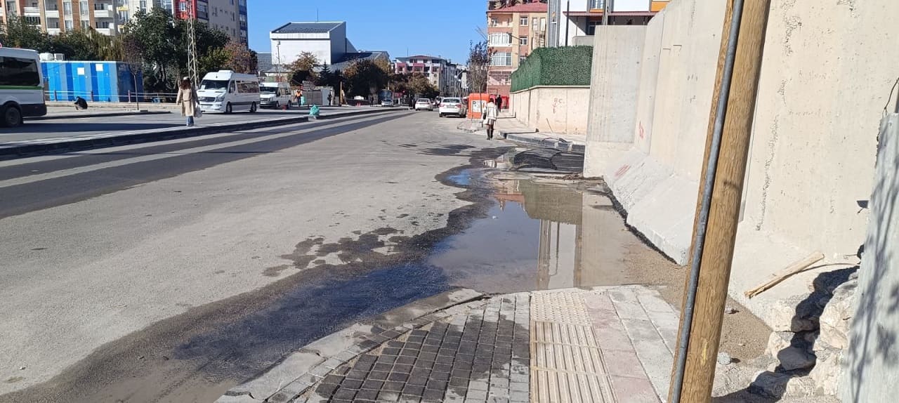 Van’da Bir Ay Önce Açılan Yolda Alt Yapı Patladı! (7)