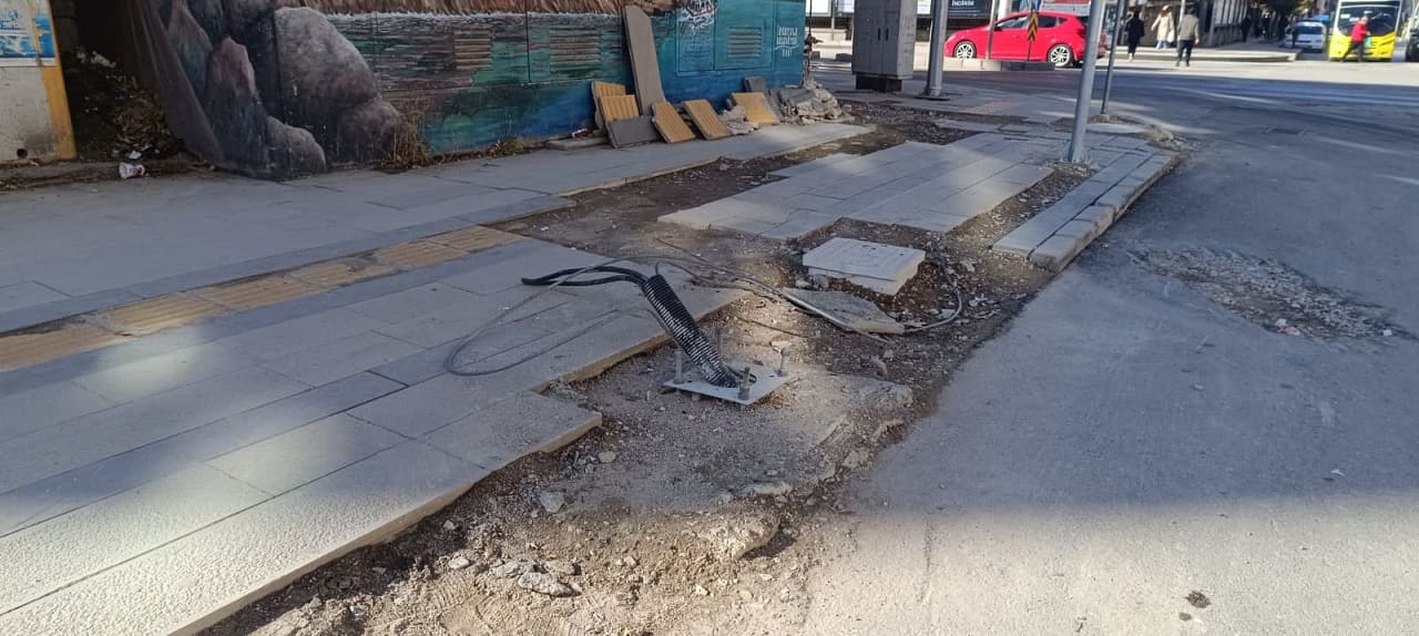 Van’da Bir Ay Önce Açılan Yolda Alt Yapı Patladı! (8)