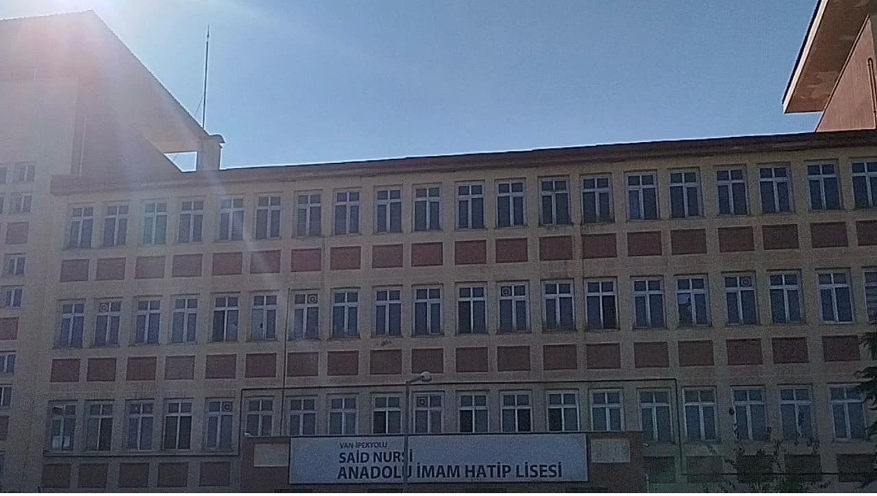 Van’da Okulda Rahatsızlanan 5 Öğrenci Hastaneye Sevk Edildi! (2)