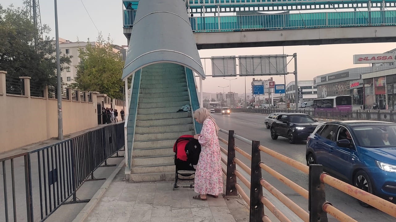 Van’da Üst Geçitlerde Çile Bitmiyor! Bebekli Aileler Ve Öğrenciler Büyük Zorluk Yaşıyor (1)