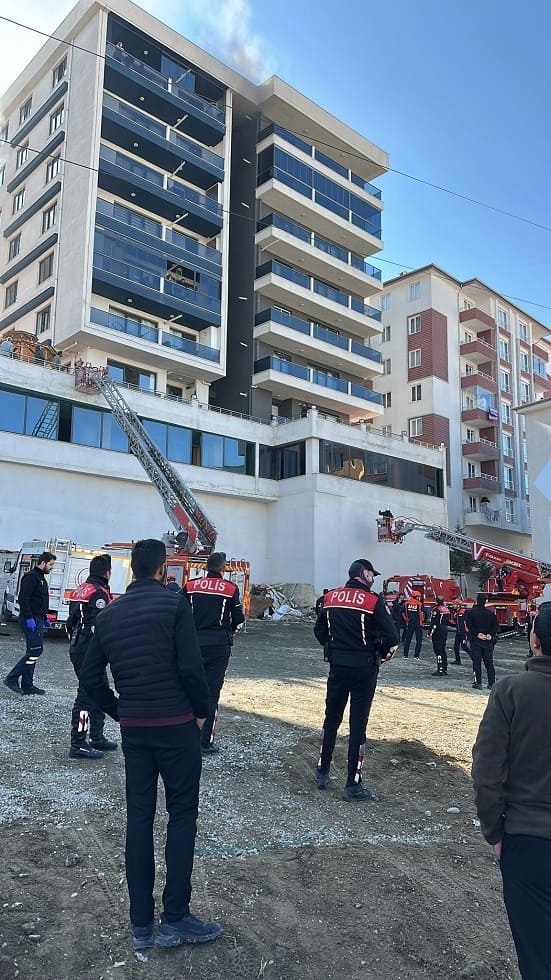 Van’da Yangın Paniği! Bina Tahliye Edildi… (2)