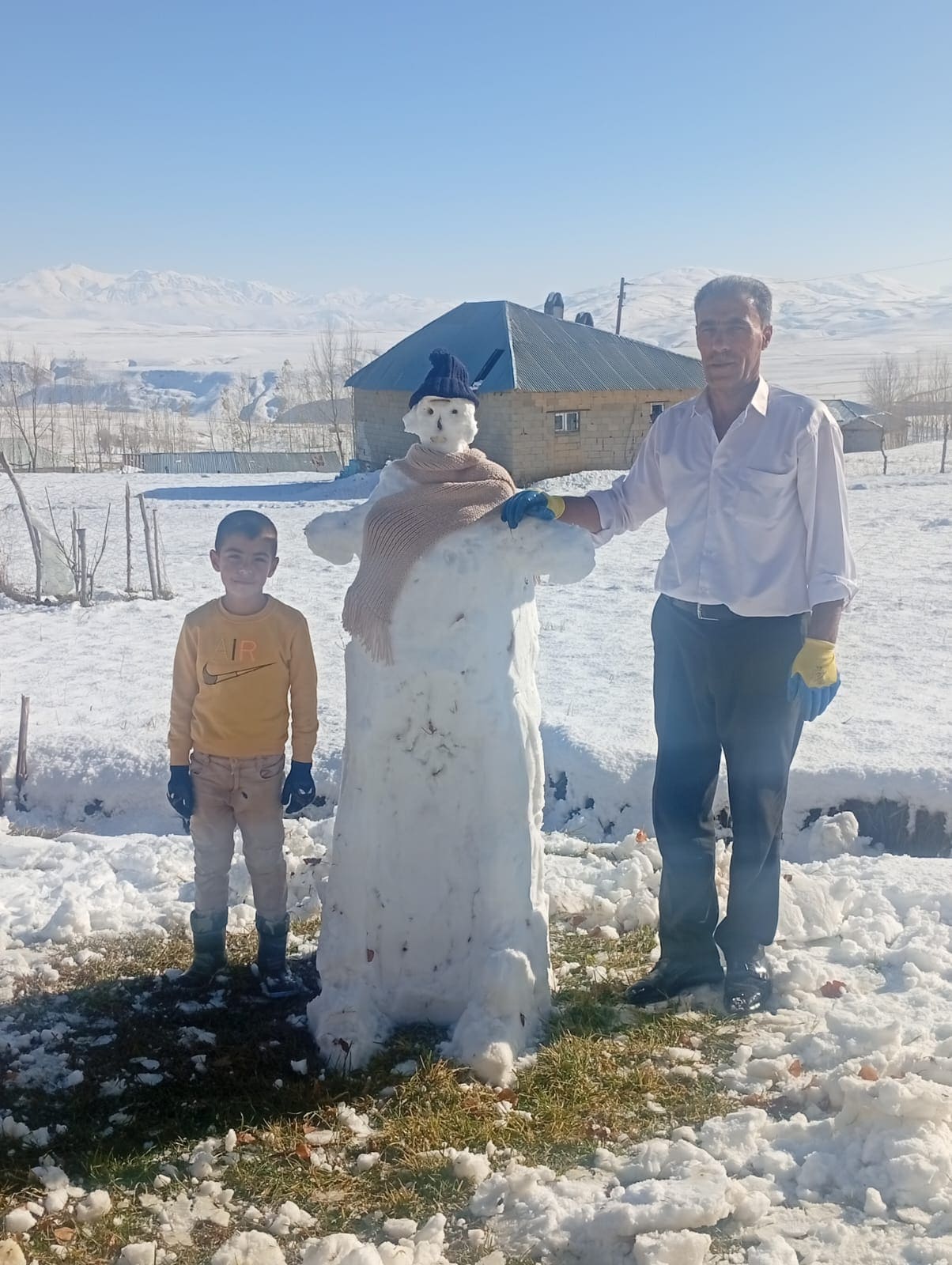 Van’da Yılın Ilk Kardan Adamı Yapıldı! (1) (1)