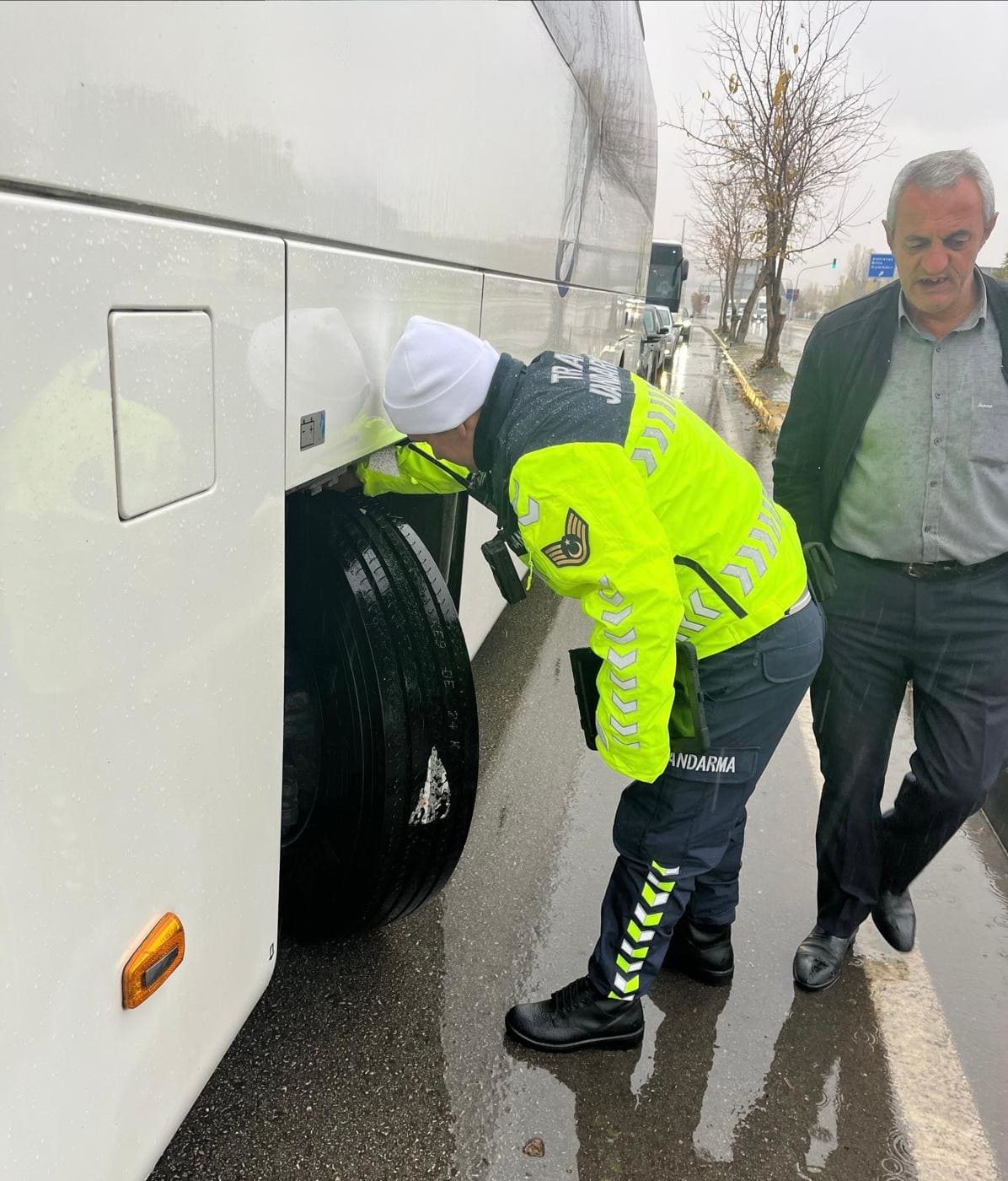 Van’da Yolcu Otobüslerine Kış Lastiği Denetimi1