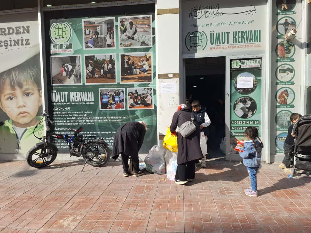 Van’da Yüzlerce Aileye Gıda Ve Giyim Yardımı (5)