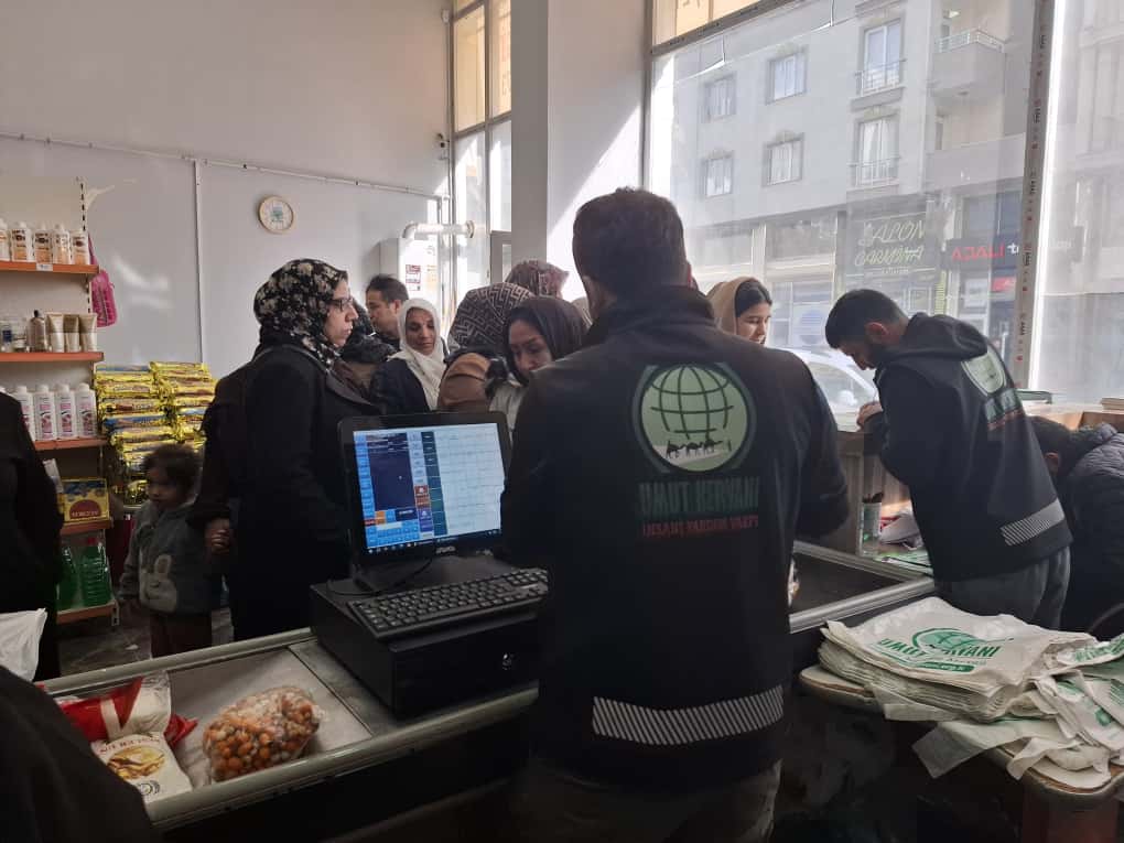 Van’da Yüzlerce Aileye Gıda Ve Giyim Yardımı (8)